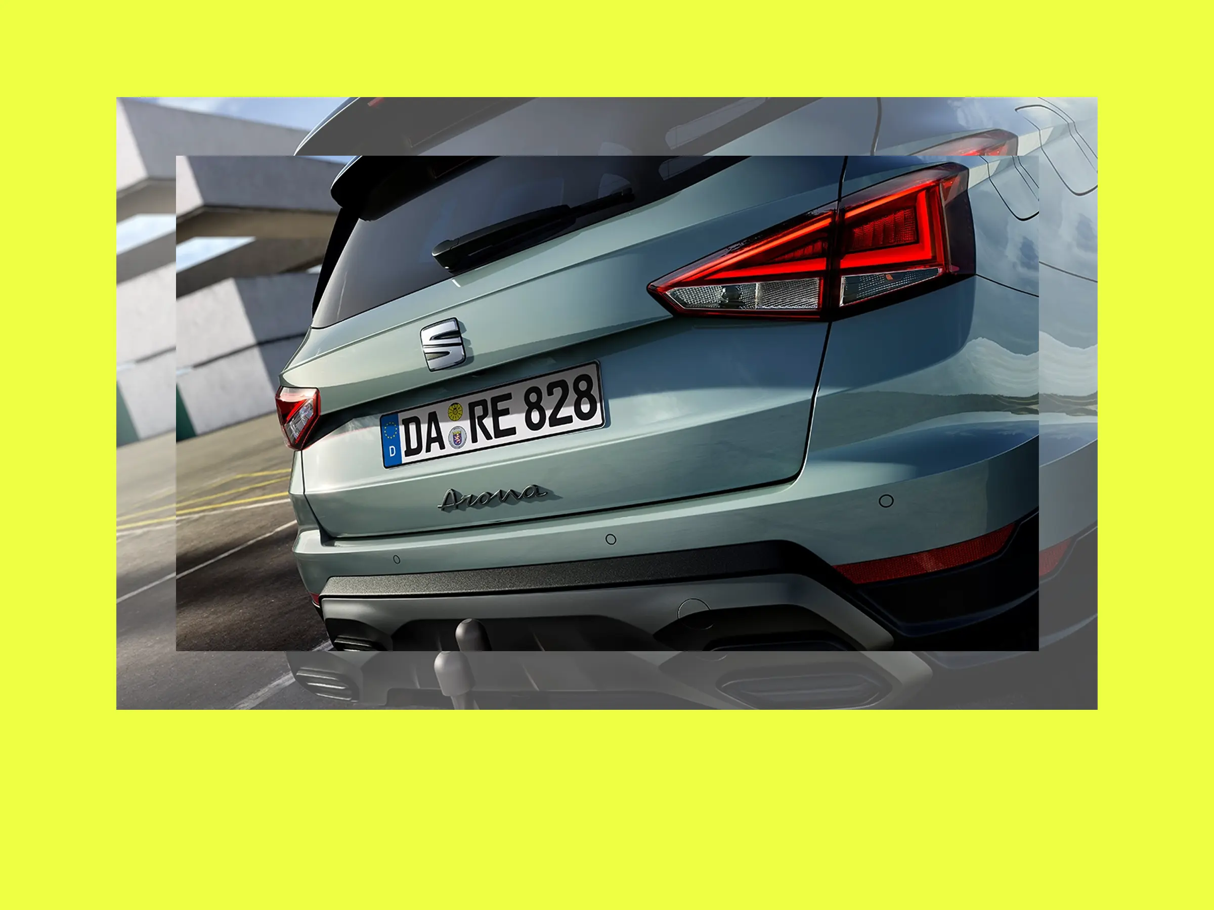 Heckansicht des SEAT Arona mit Modellschriftzug und LED-Rückleuchten